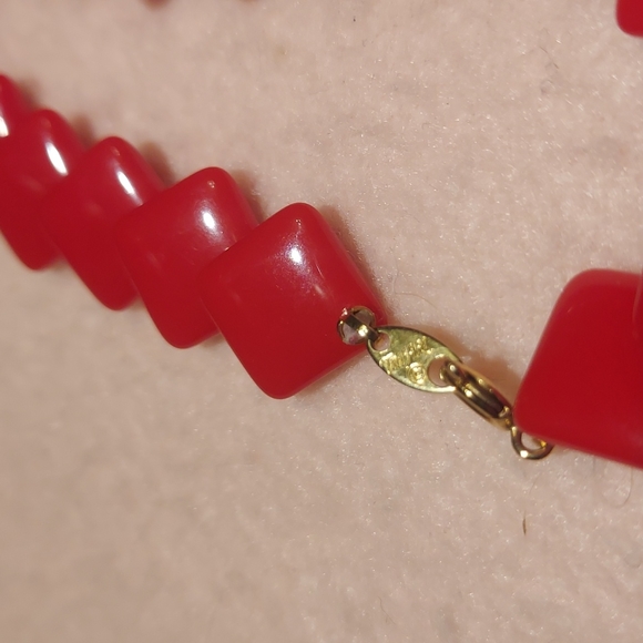 Vintage 1950's Trifari, Lucite Overlap design Link Necklace - Scarlet Red - Picture 3 of 6